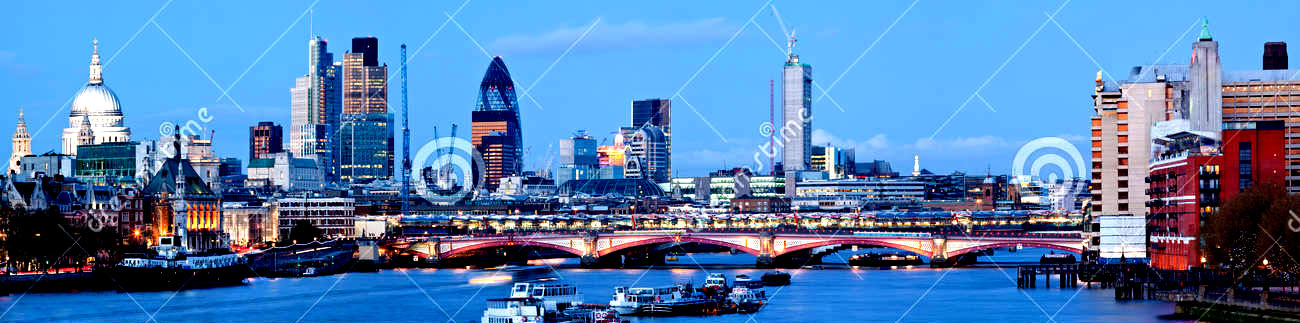 Панорама Лондона в теплый мартовский вечер с моста Ватерлоо