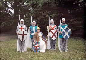 Актёры в рыцарских нарядах на конкурсе в Британии