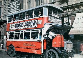 Двухэтажный лондонский автобус подбирает пассажира