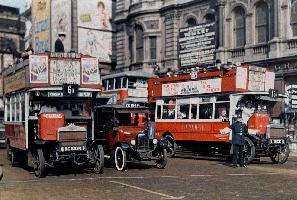 Регулировщик движения останавливает автобусы на Трафальгарской площади в Лондоне