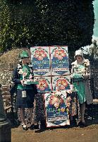 Девушки, продающие бумажные цветы в рамках благотворительной акции в День Александры, Сифорд, Восточный Сассекс