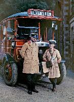 Водитель и кондуктор стоят перед туристическим автобусом в Улверстоне, Камбрия