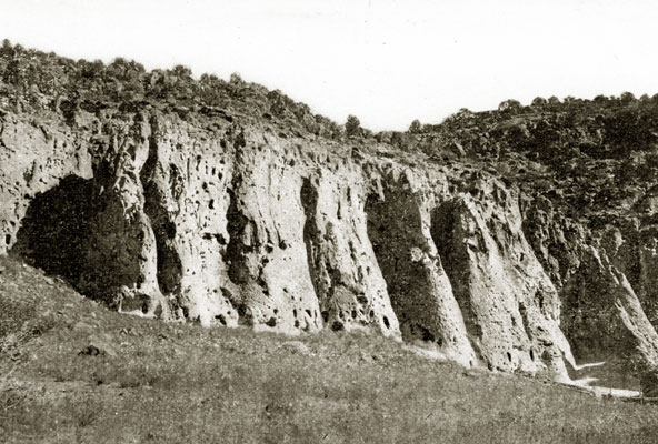 Пещерные поселения Анасази в каньоне Тьюоньи (штат Нью-Мексико)
