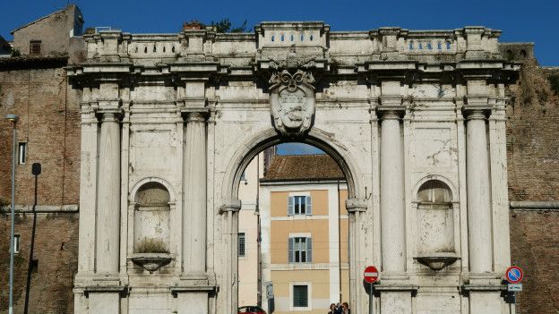 Порта Портезе в Риме