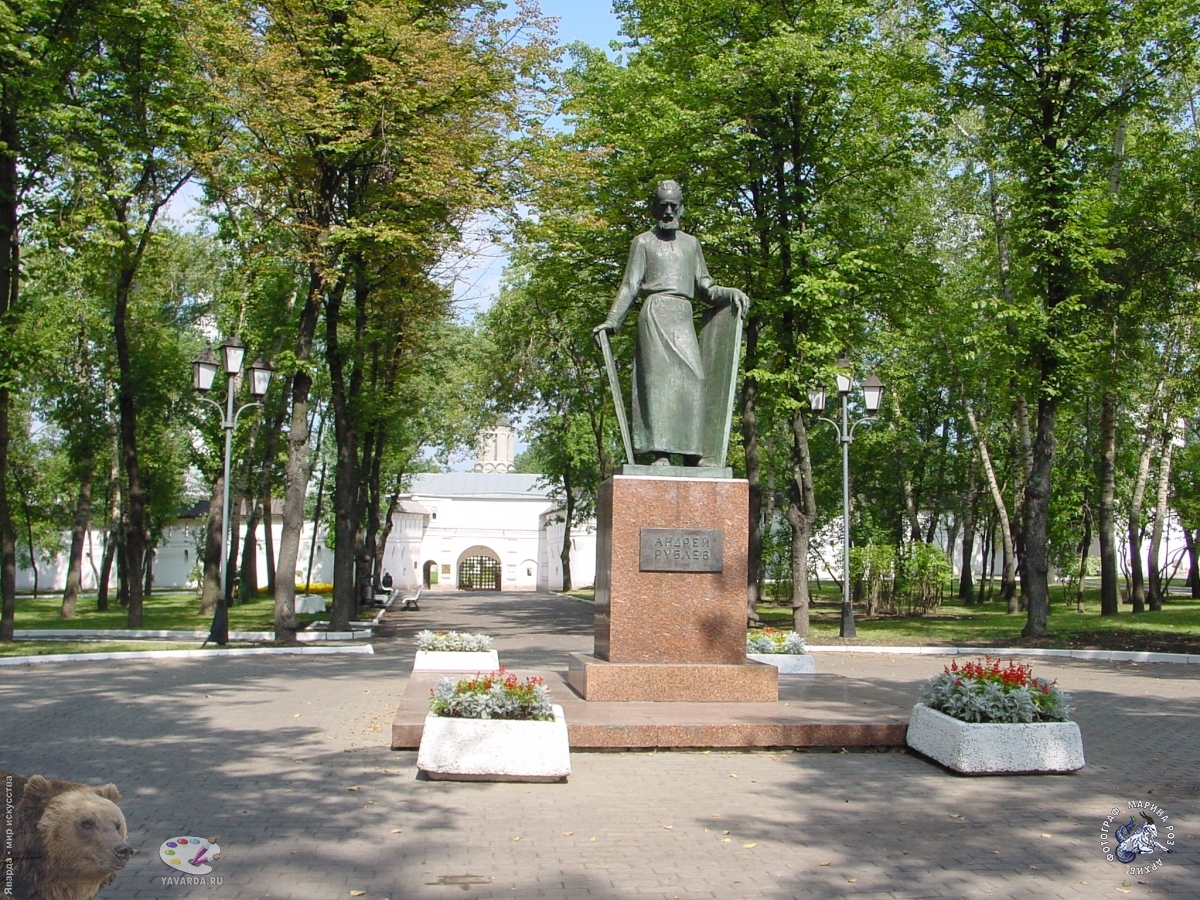 Памятник Андрею Рублеву в Москве у Спасо-Андроникова монастыря. 2001г.
