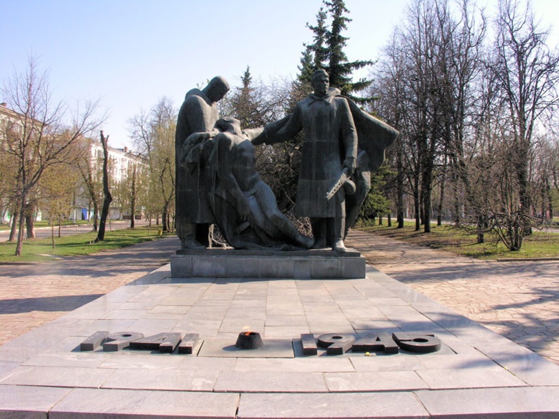 Монумент Вечной славы (Мемориал погибшим воинам) в Новомосковске. 1973г.